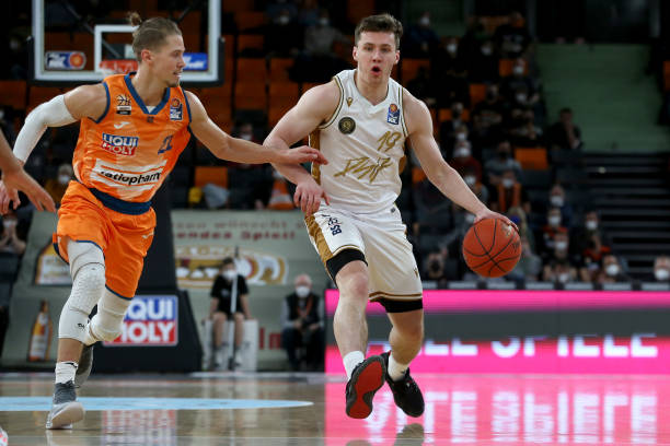 敏锐的门前 敏锐的门前